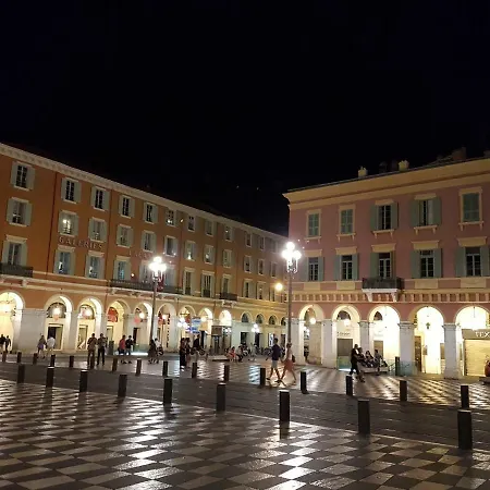 Les Palmiers A 700m De La Nice