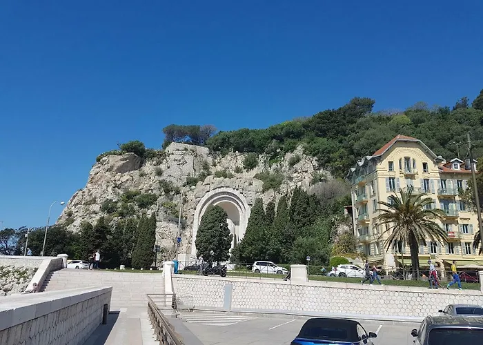 Les Palmiers A 700m De La